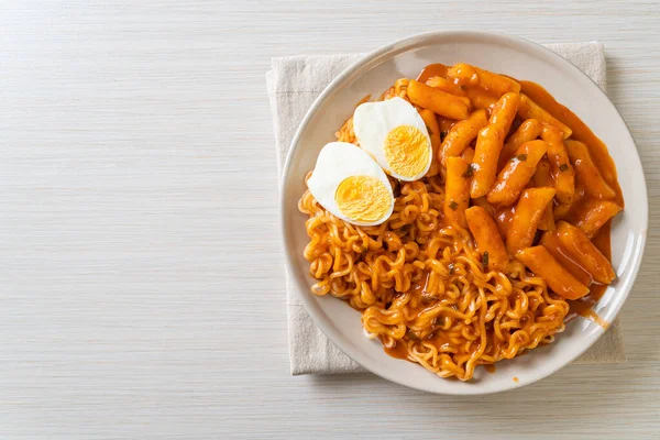 Rabokki Ramen Atau Mie Instan Korea Dan Tteokbokki Dengan Saus — Stok Foto