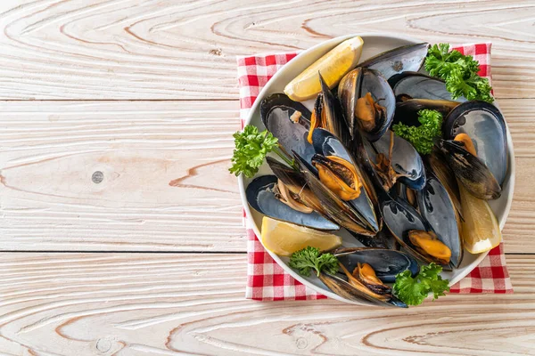 Fresh Mussels Herbs Bowl Lemon — Stock Photo, Image