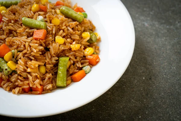 Arroz Frito Com Ervilhas Verdes Cenoura Milho Estilo Comida Vegetariana — Fotografia de Stock