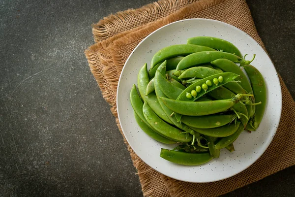 Guisantes Verdes Dulces Frescos Plato Blanco — Foto de Stock