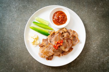 Asya usulü ızgara domuz boynu dilimlenmiş.