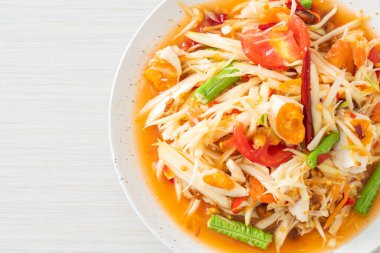 Som Tum - Tayland baharatlı yeşil papaya salatası ve tuzlu yumurta - Asya yemeği tarzı