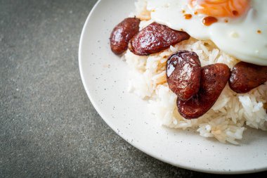pilav ve sahanda yumurta ve Çin sosisi - Asya usulü ev yapımı yemek