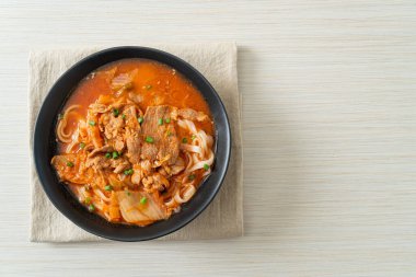Kore udon eriştesi ve kimchi çorbası, Asya usulü.