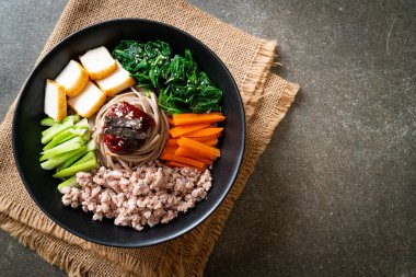 Kore baharatlı soğuk erişte - bibim makguksu ya da bibim guksu - Kore yemek tarzı