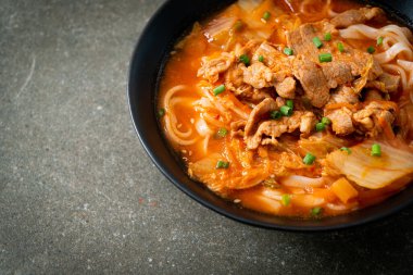 Kore udon eriştesi ve kimchi çorbası, Asya usulü.