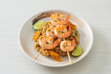 Kızarmış pirinç ve karides şişi.