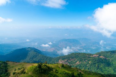 Tayland, Chiang Mai 'deki Kew Mae Pan Doğa Yolu' nda bulutlu ve mavi gökyüzü olan güzel bir dağ tabakası.