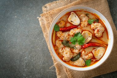 Mantarlı baharatlı domuz çorbası - Tom Yum - Asya usulü