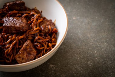 Jjapaguri ya da Chapaguri, Kore Kara Fasulye Baharatlı Erişte - Kore usulü