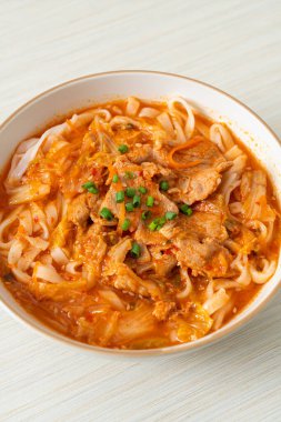 Kore udon eriştesi ve kimchi çorbası, Asya usulü.