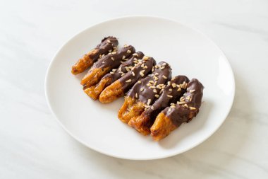 Güneş ışığı kurumuş muz çikolata kaplama veya muz soslu çikolata