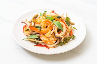 Kızarmış baharatlı deniz yemekleri (Pad Cha Talay) - Tayland yemeği tarzı