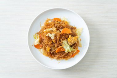 Lahana, havuç ve yumurta ile kızartılmış vermicelli. Vejetaryen usulü.