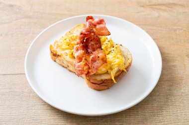 Çırpılmış yumurta ve domuz pastırmalı ekmek.