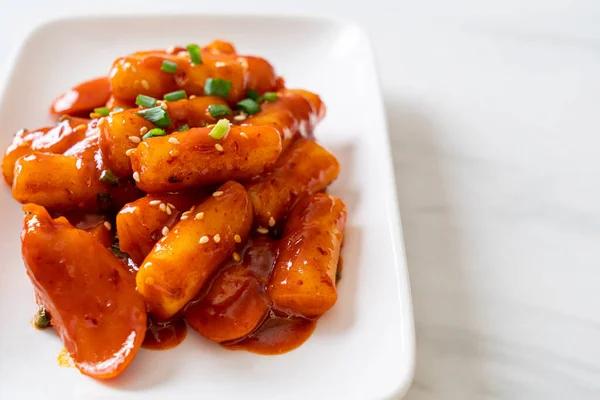 Kue Beras Korea Tongkat Dengan Sosis Dalam Saus Pedas Tteokbokki — Stok Foto