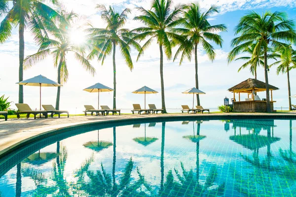 宾馆室外游泳池周围有漂亮的豪华雨伞和椅子 蓝天带椰子树的度假胜地 度假和度假理念 — 图库照片