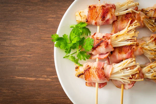 Spek Omwikkeld Met Gouden Naalden Paddenstoelspiesjes — Stockfoto