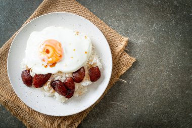 pilav ve sahanda yumurta ve Çin sosisi - Asya usulü ev yapımı yemek