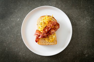 Çırpılmış yumurta ve domuz pastırmalı ekmek.