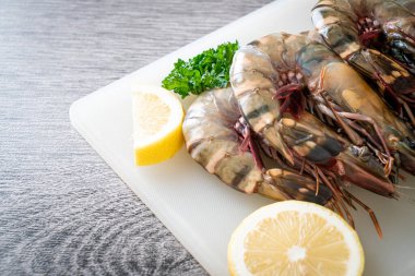 Taze kaplan karidesi ya da karides.