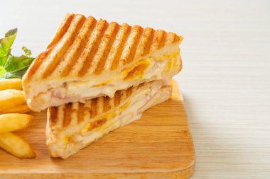 jambonlu sandviç, yumurta ve patates.