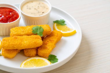 Kızarmış balık çubuğu ya da soslu patates kızartması.