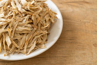 Kurutulmuş küçük çıtır balık.