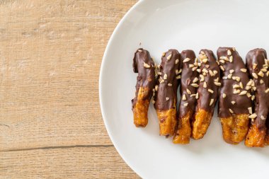 Güneş ışığı kurumuş muz çikolata kaplama veya muz soslu çikolata