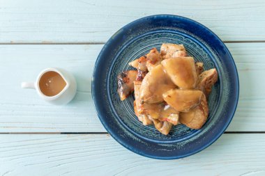 Hindistan cevizi soslu ızgara muz.