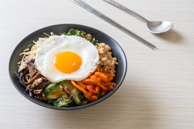 Bibimbap, Kore baharatlı salata pilav ve sahanda yumurta. Geleneksel Kore yemeği tarzı.