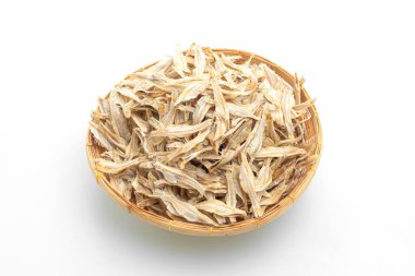 Beyaz arka planda izole edilmiş kuru ve çıtır çıtır fırın balığı.