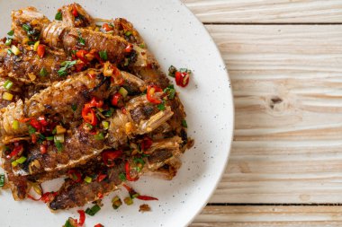 Kızarmış Mantid Karidesi ya da Acılı ve Tuzlu Kerevit Deniz Ürünleri Stili