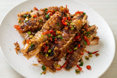 Kızarmış Mantid Karidesi ya da Acılı ve Tuzlu Kerevit Deniz Ürünleri Stili