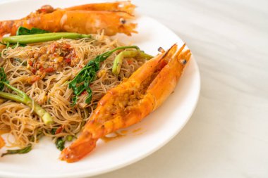 Kızarmış pirinç vermicelli ve nehir karidesli mimoza.