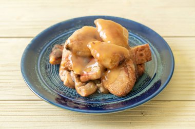 Hindistan cevizi soslu ızgara muz.