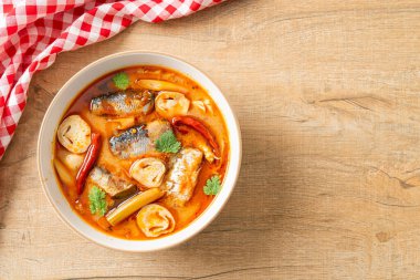Tom Yum baharatlı çorbada uskumru konservesi - Asya usulü