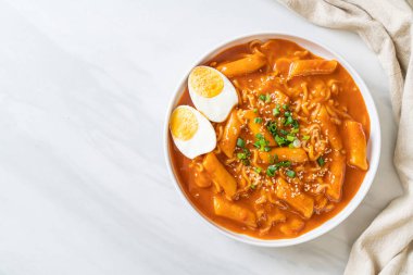 Kore hazır şehriyesi ve Kore baharatlı soslu Tteokbokki, Rabokki - Kore yemeği tarzı.