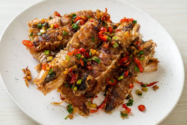 Kızarmış Mantid Karidesi ya da Acılı ve Tuzlu Kerevit Deniz Ürünleri Stili