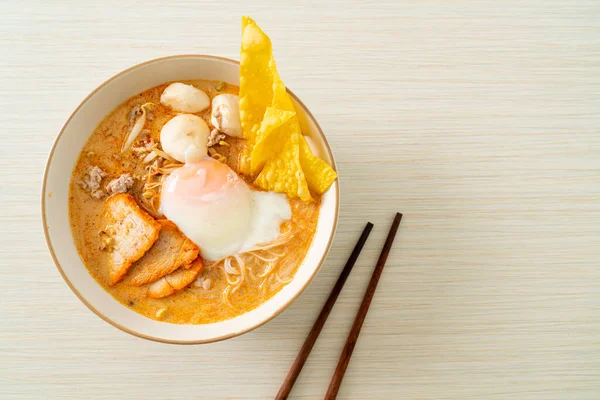 ミートボールとライス春雨麺 スパイシーなスープでローストポークと卵 Tom Yum Noodle — ストック写真