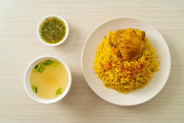 Biryani tavuğu veya körili pilav ve tavuk - Hint biryani 'sinin Tayland-Müslüman versiyonu, mis kokulu sarı pirinç ve tavuk - Müslüman yemek tarzı