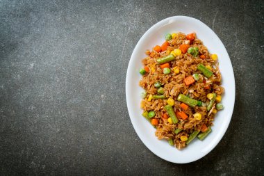 Yeşil bezelyeli kızarmış pirinç, havuç ve mısır - vejetaryen ve sağlıklı gıda tarzı