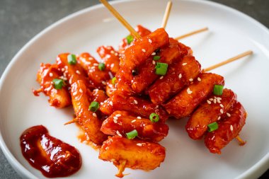Kore usulü baharatlı soslu kızarmış Kore pirinç keki (Tteokbokki).