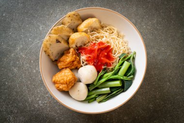 Balık köfteli erişte ve pembe soslu karides köftesi, Yen Ta Four veya Yen Ta Fo - Asya yemeği tarzı