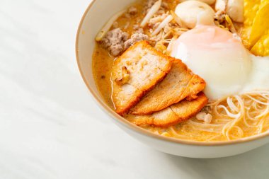 Pirinç soslu makarna köfte, domuz rostosu ve baharatlı çorba, Tom Yum Eriştesi.