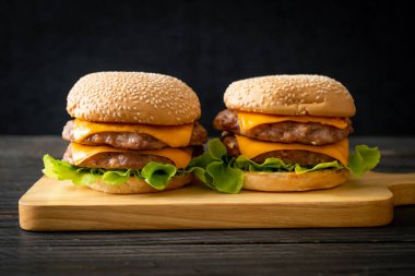 Domuz burger veya ahşap tahtada peynirli domuz burger.