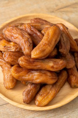 Tahta tabakta kurutulmuş muz.