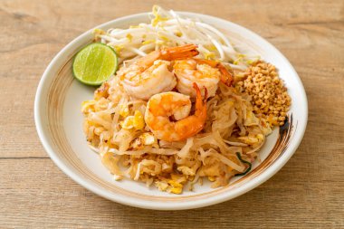 Karides ve lahanalı kızarmış şehriye ya da Pad Thai - Asya yemeği tarzı