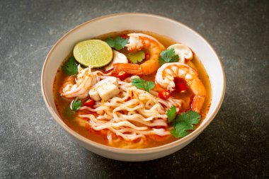 Karidesli baharatlı erişte çorbası (Tom Yum Kung) - Asya yemeği tarzı
