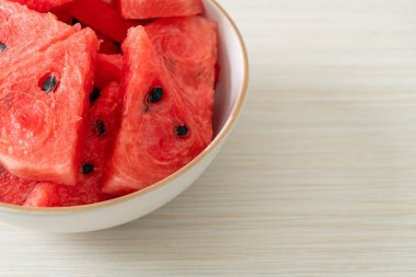 Beyaz kasede dilimlenmiş taze karpuz.